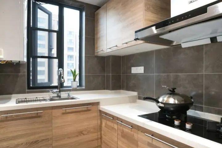 厨房收纳才不难，这些超好用的厨房收纳方法，大部分的家庭都能照搬