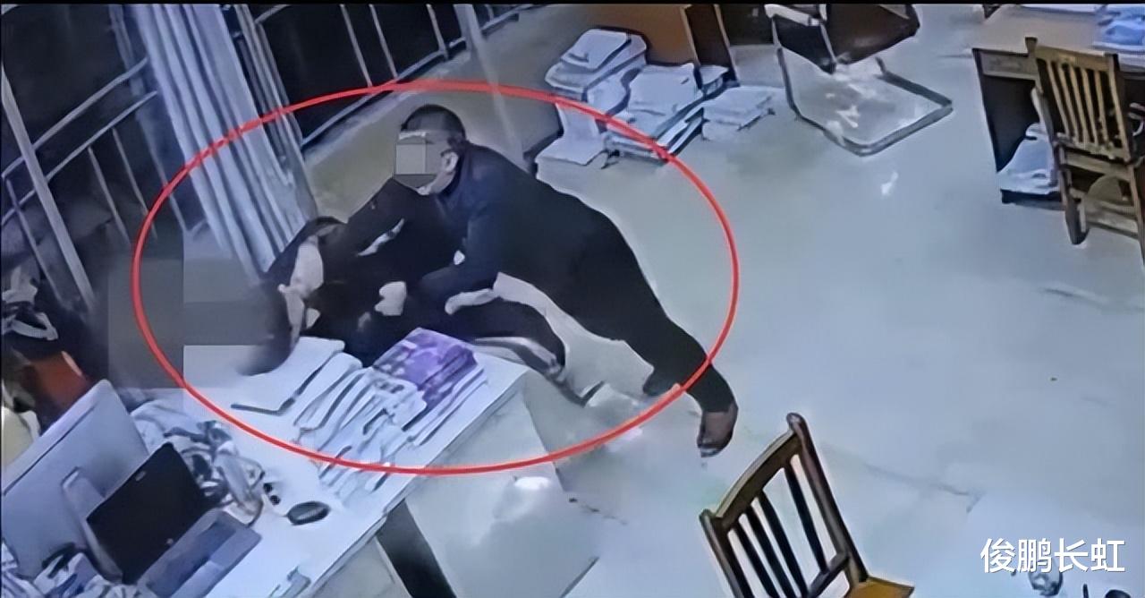 2018年,河南小伙狂扇老师耳光获刑1年半,被打者是“四大暴君”