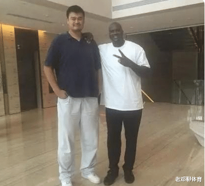姚明|现实版的“巨灵神”—姚明！犀牛在身边似大狗 训练师像侏儒