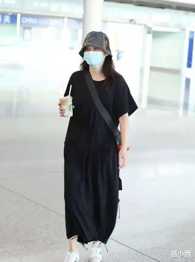 短裙 “梅婷”终于剪了短发，牛仔短裙“反着穿”，既洋气好看又显腿长