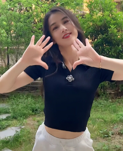 黄圣依|黄圣依穿破洞裤露火辣身材，头发打绺出油遭嘲讽，网友：好油腻