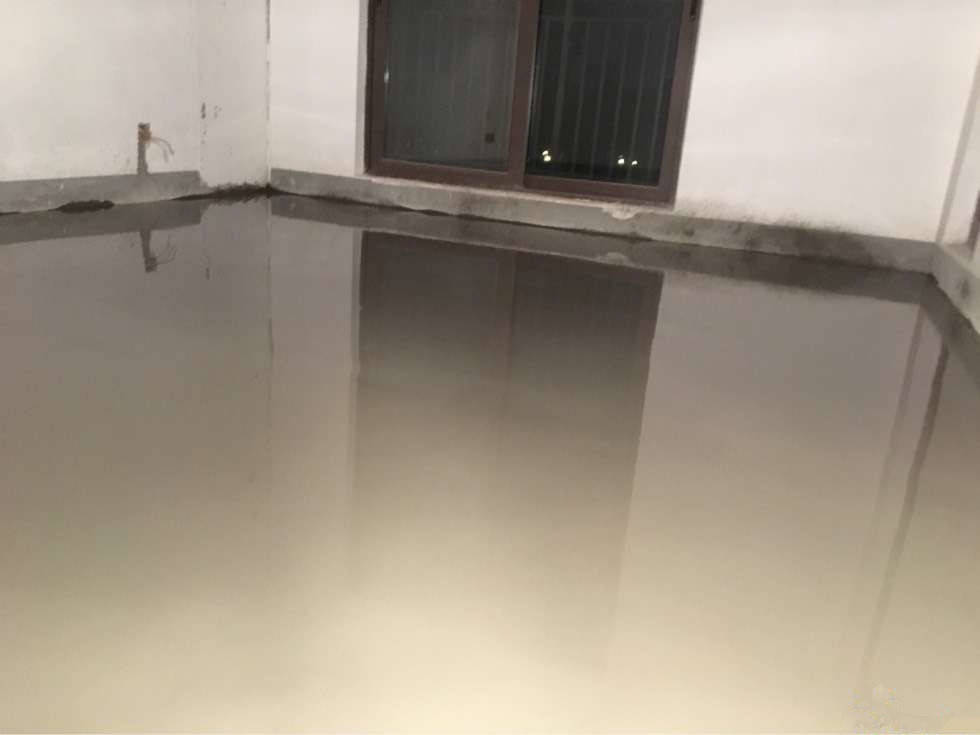 越来越多人家里地面不铺地板、瓷砖了,现在流行这样装,省钱实用