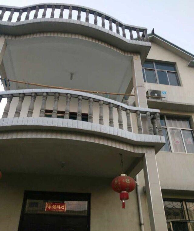 明天就结婚了，可这婚房布置的太丢人，沙发脏成这样，谁敢坐？