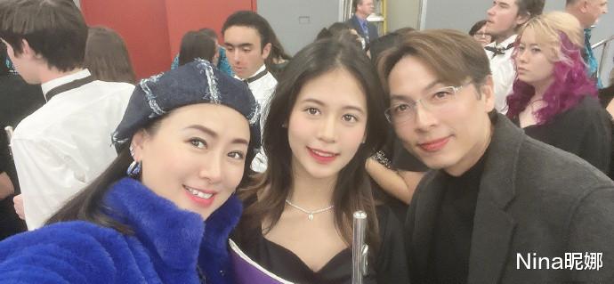 翁虹|翁虹携丈夫看女儿美国演出,16岁女儿穿小黑裙表情淡定,母女俩五官一样