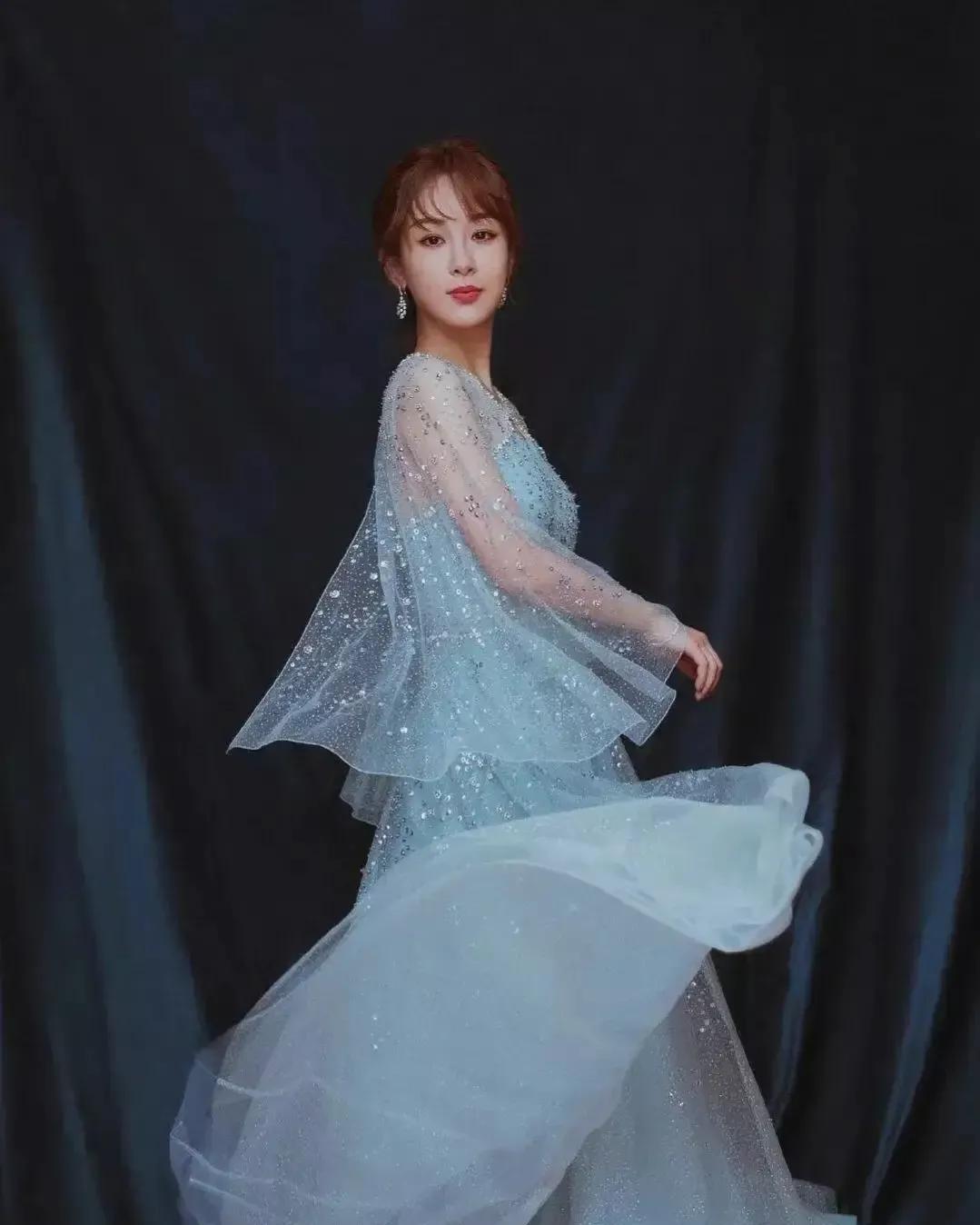 迪丽热巴|卡粉、油头、虎背熊腰，看完明星的生活照，除了性别其余都是假的