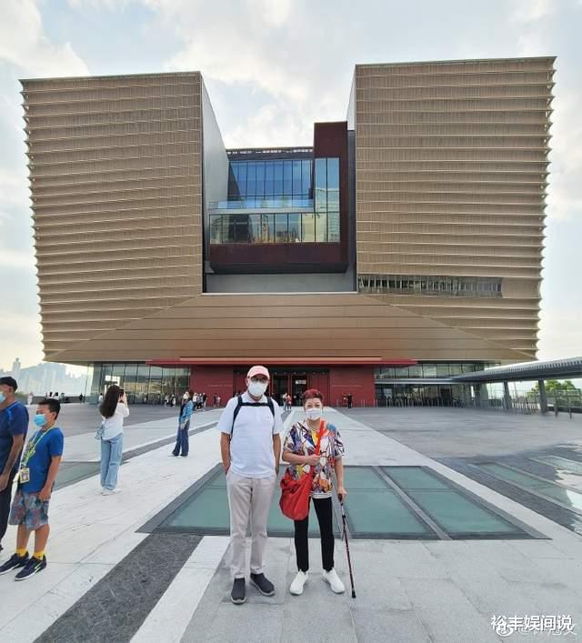 许冠文|80岁许冠文携妻子外出，夫妻同框差距明显，78岁弟弟许冠武随行