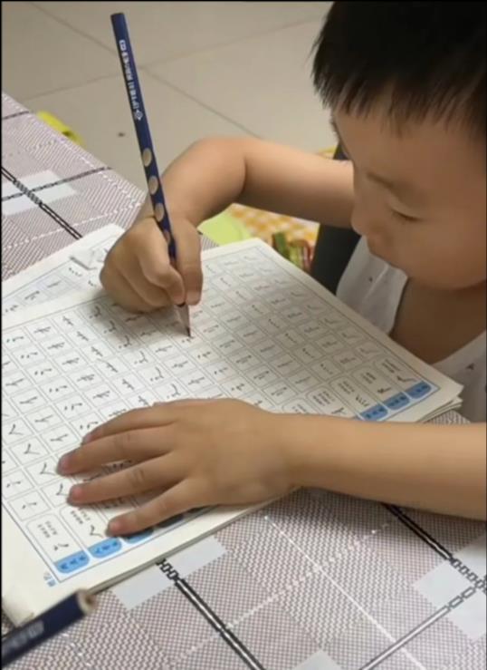 奇奇|户口本显示郭威俩孩子已改姓，云昊辟谣别墅，熊磊妈晒楷楷怼网友