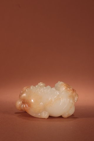 |清代-和田玉双兽戏珠雕件