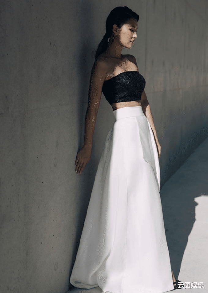 杨紫|秦沛31岁儿媳近照引关注！穿短裤踩恨天高大秀长腿，曾是选美冠军