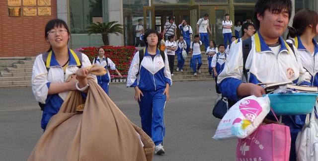 中学|“住校跟走读”的学生差距大吗？到了初三才觉悟，选对很重要！