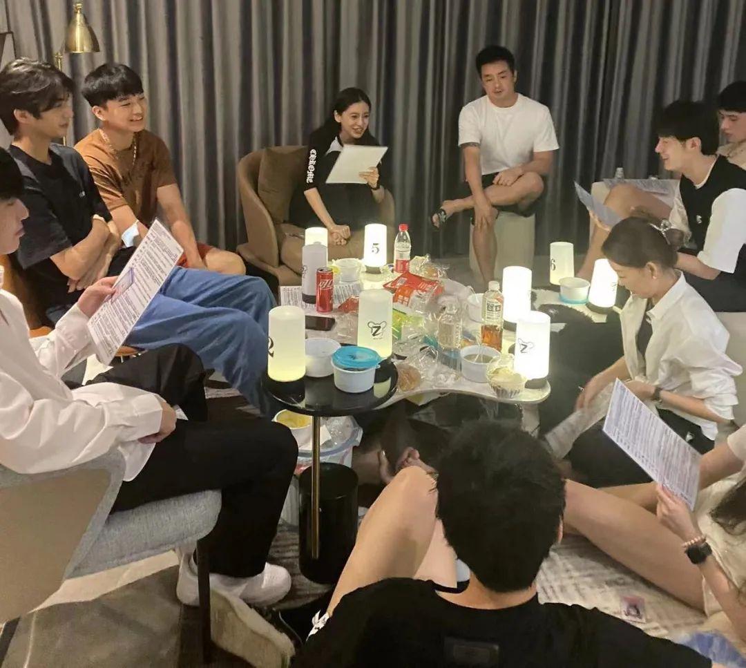 进化论|杨颖私下聚会玩超嗨，化浓妆模样变化大，卧蚕变大鼻子超高显怪异