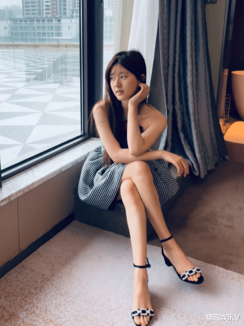 赵露思|赵露思晒居家休闲照，玫瑰格子裙大秀长腿，皮肤白皙惹人羡慕