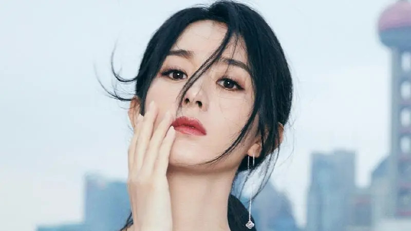 赵丽颖|赵丽颖《与凤行》红衣路透曝光，战损妆配棒棒糖，反差感获称赞