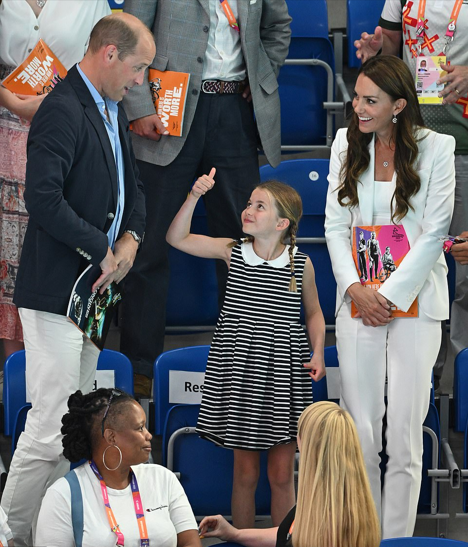 7岁夏洛特公主受独宠了？放飞自我难得不淑女，穿条纹裙变表情包