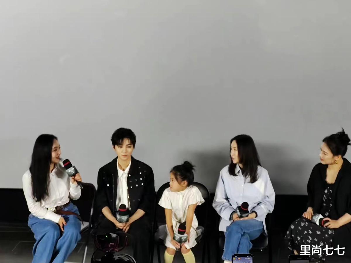 梅婷|梅婷8岁女儿荧屏首秀!穿衬衫裙好乖巧,素颜黑眼圈太像梅婷了