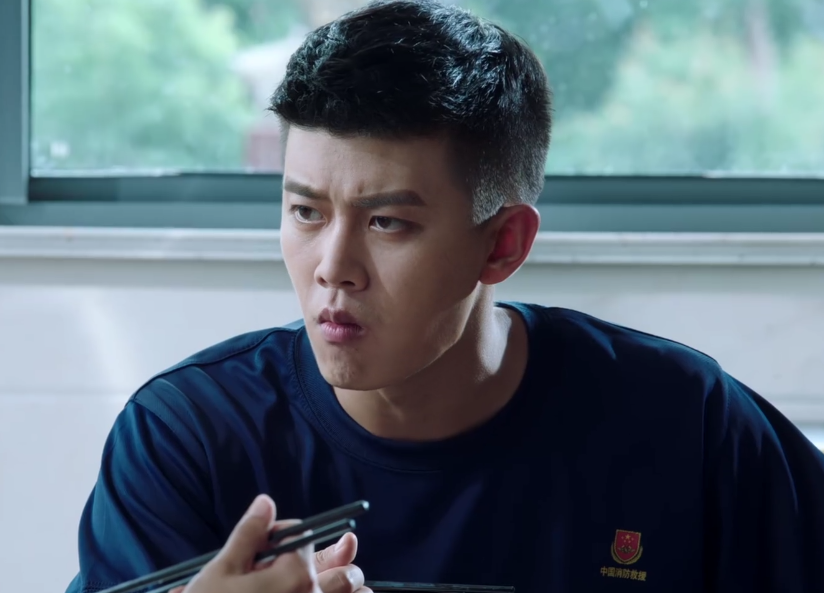 蓝焰突击|《蓝焰突击》在逗我玩吗？看15分钟就把我逼转台了，难怪积压4年