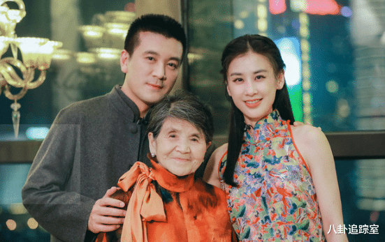 黄圣依|离了?黄圣依大力宣传个人直播,婚戒已摘心情美妙,杨子停更37天