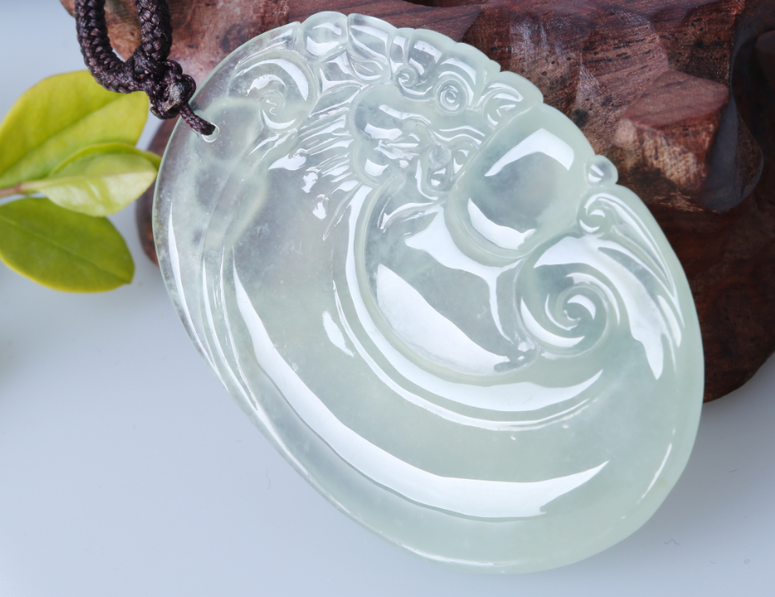 翡翠|翡翠拥有很多的品种，糯种是最普遍的品种，但是它的品质也不同