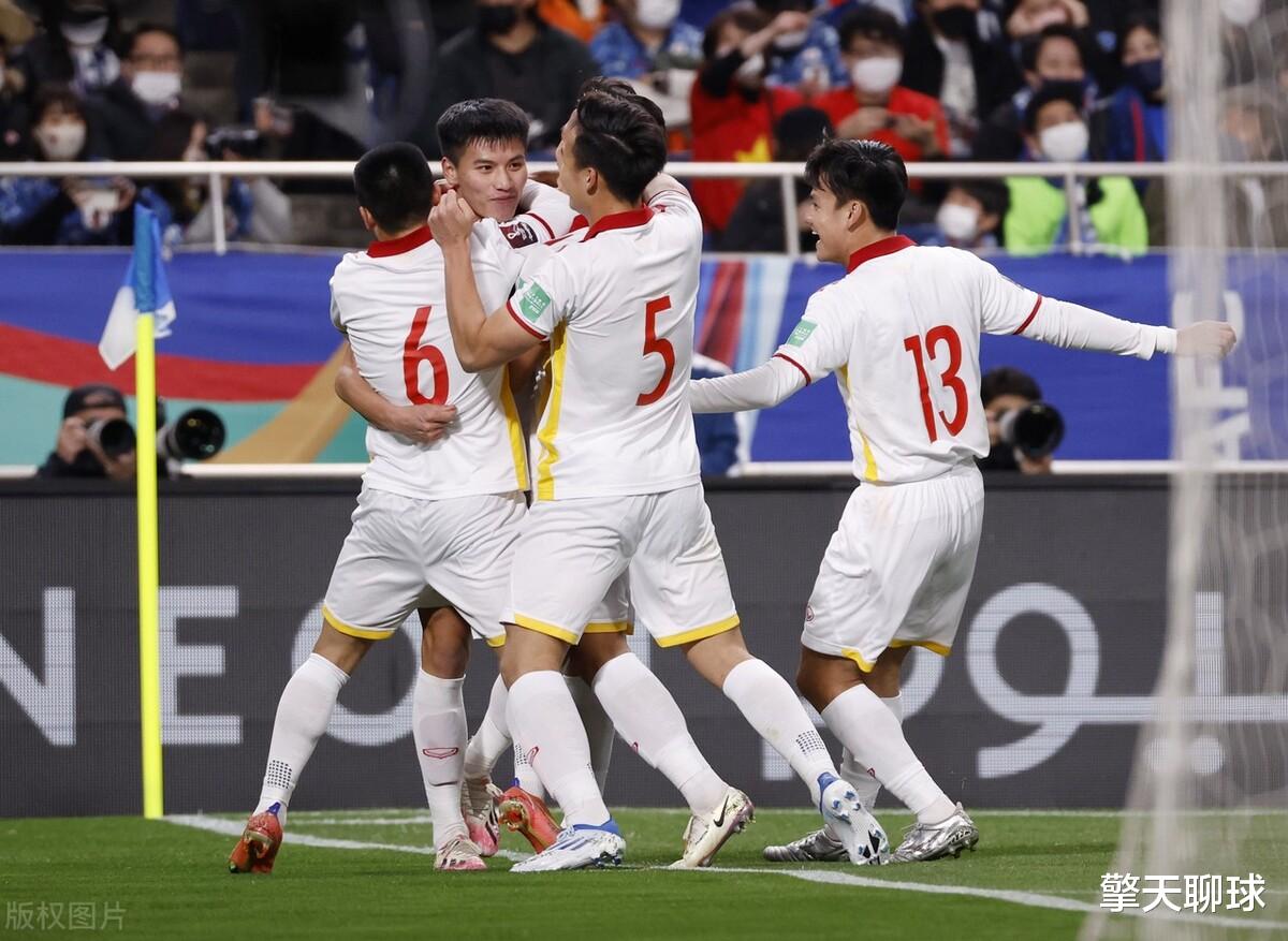 日本队|差点2-1，绝杀球被吹，亚洲第2遭倒数第一爆冷，小组第一悬了