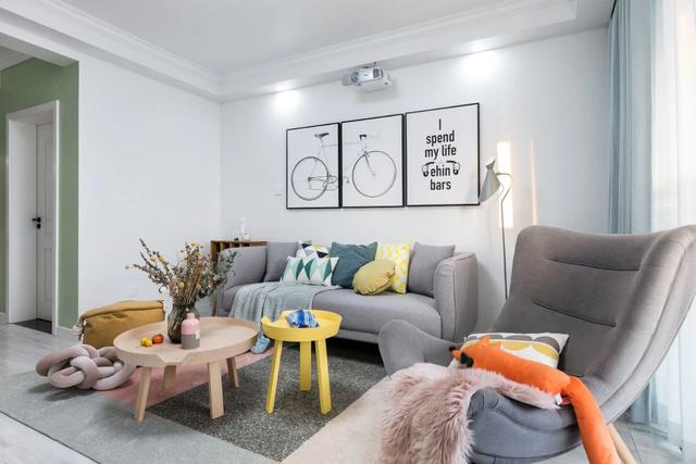 她家满墙电视柜真大气,全屋配色更是清新漂亮,令人赏心悦目!