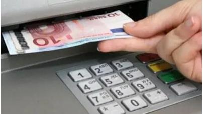 山东济南，67岁的董大爷通过ATM机取了5700元