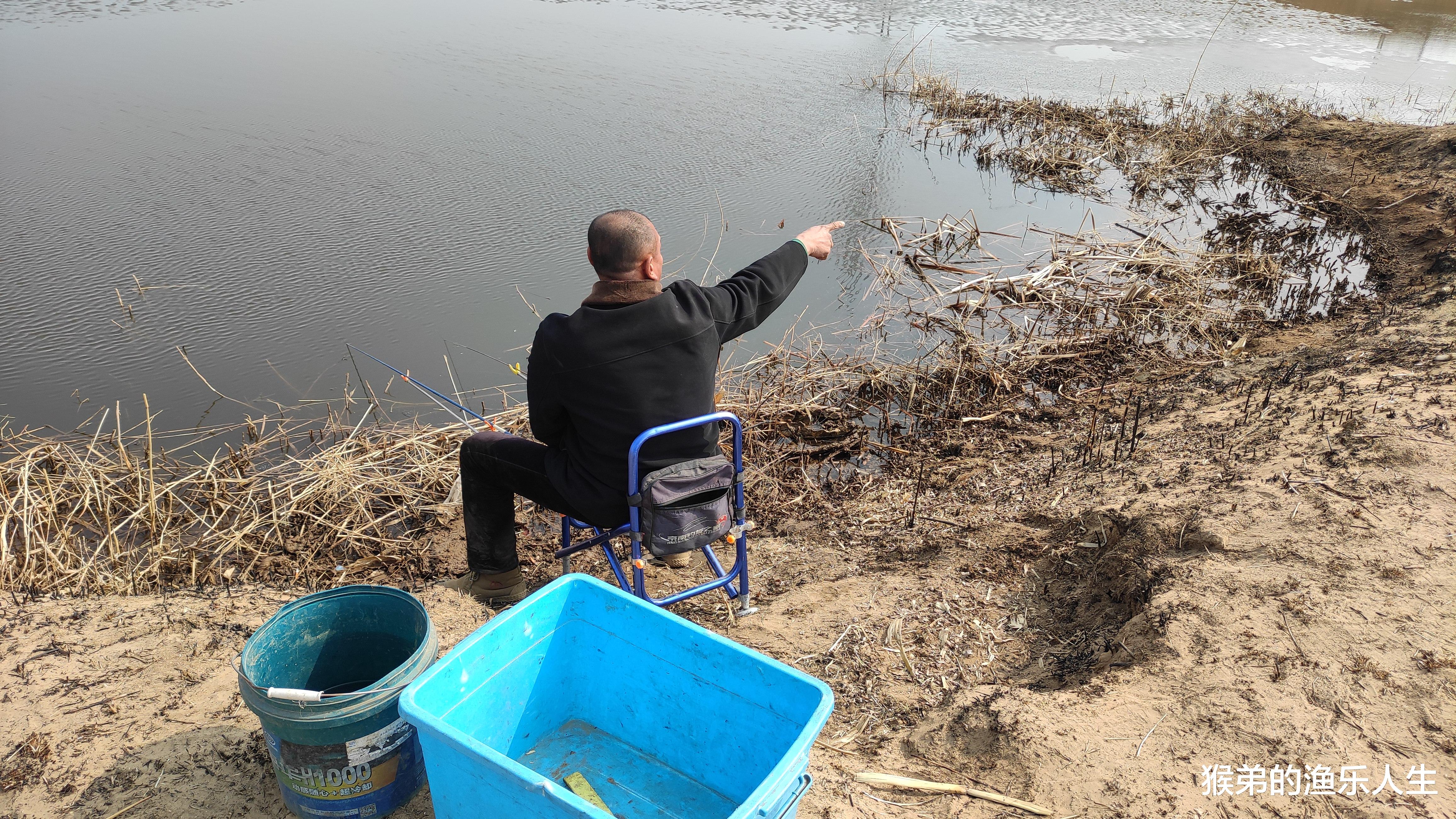 |冬季野钓几十人空军，这老大爷却连竿上鱼，秘诀告诉你你也不敢用