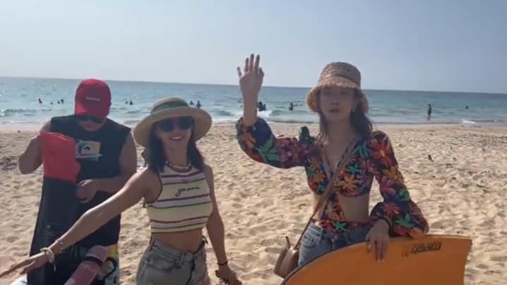 李多海|38岁李多海穿泳装炫身材！光脚炫出一双白嫩腿，水中打滑十分危险