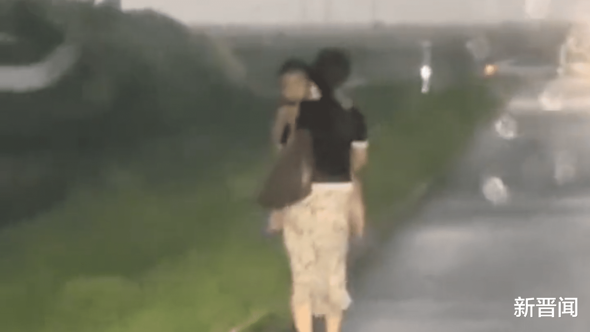 河北男子偶遇淋雨母子,开车10公里送其坐地铁,一番话让人赞叹