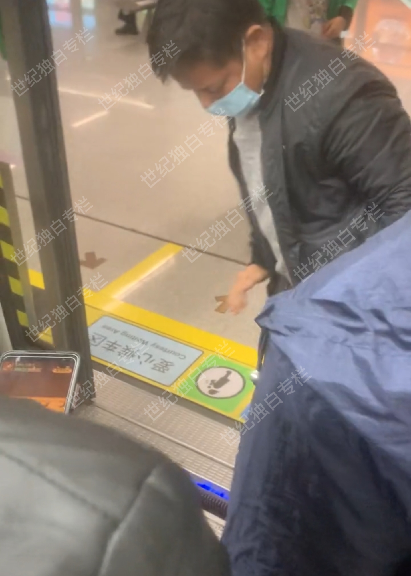 求职|男子阻碍地铁正常行驶，原因竟是手机掉在轨道里，“找工作人员”