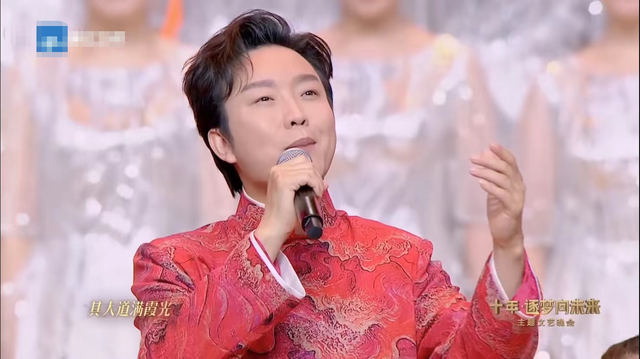 李玉刚|44岁李玉刚腿伤后首晒近况!一瘸一拐逛美术馆,与佛头合影站不稳