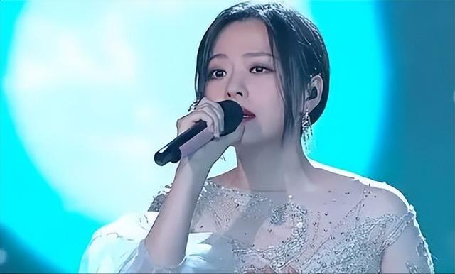 张靓颖|张靓颖:爱上冯轲15年,被骗6亿身家,离婚4年后二人现状天差地别