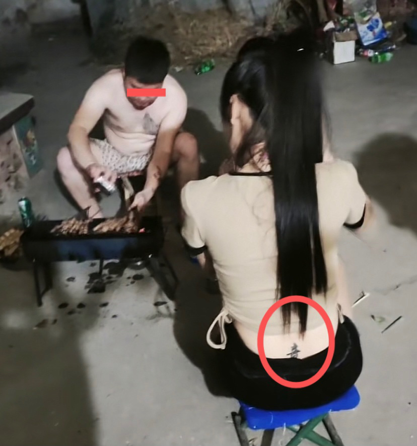 两男一女居家烧烤,女子背上纹的字令人无法理解
