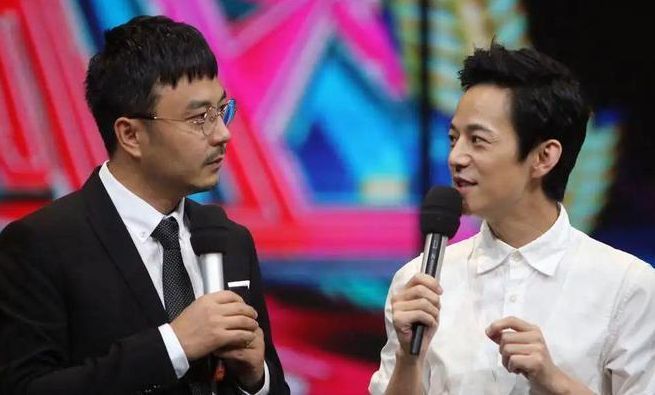 街拍|何炅上班被偶遇,手拿书本学生范十足,背影瘦小看上去没170