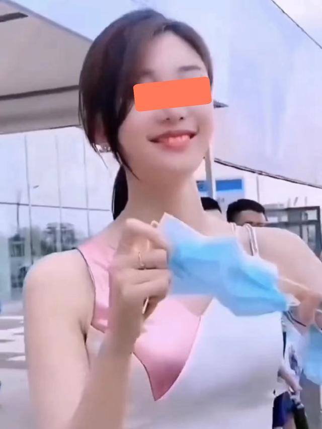 回顾:上海一女子的口罩坏了,从裙子内掏出一个新口罩