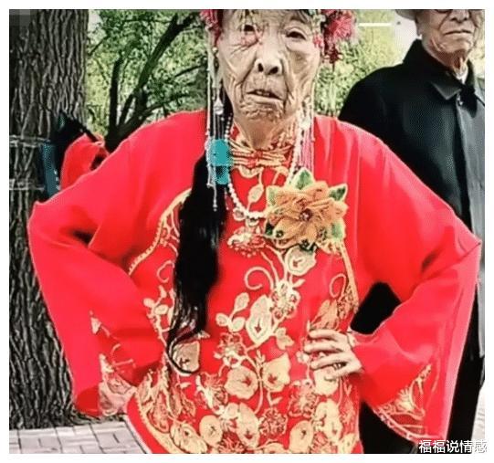 李玉成|马玉琴在酒店穿超短裙，腿上搭着一个大手，李玉成只顾和美女唱歌