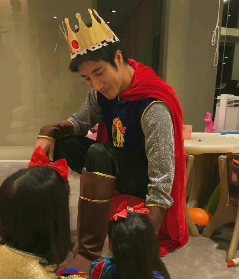 王力宏|王力宏离婚后首现身，曾被控2项罪罚款六位数，街头为女儿选礼物