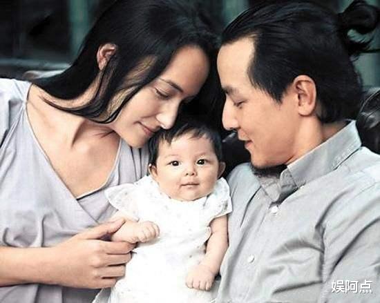 吴彦祖|吴彦祖一家三口同框，坐敞篷车游行霸气十足！女儿吴斐然罕见出镜