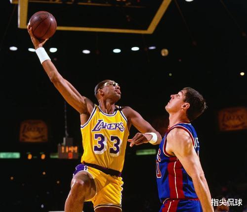 賈巴爾|生涯場(chǎng)均不足25分，賈巴爾為何能拿38387分？老詹超他還需多久？