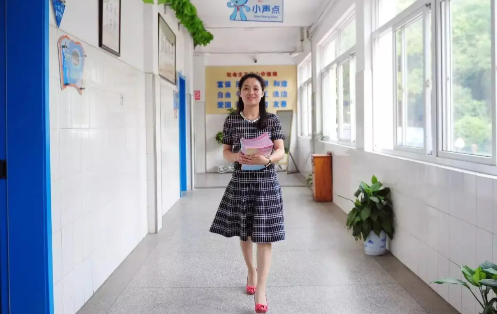 大学生|是想红还是想专心教育？1.89米女老师穿短裙上课，网友表示不敢看