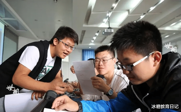 高考|学生吃亏后才明白，民办本科与公办专科差距大，学费只是其一