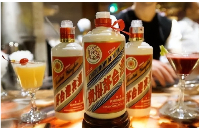 青岛一大户人家聚餐,喝光6瓶30年茅台,保姆收走空瓶竟卖天价