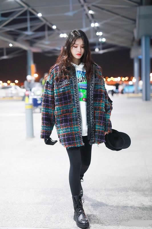 美少女林允好潮，穿格纹针织外套配白色连帽卫衣加紧身裤超时尚