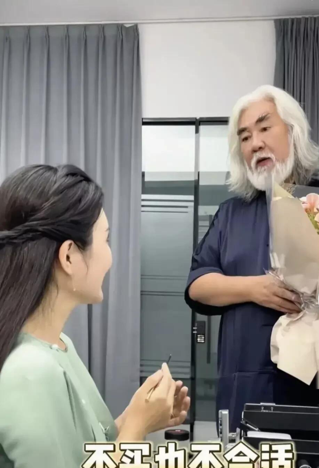 张纪中|导演张纪中直播带货中睡着,买花送老婆请求原谅自己