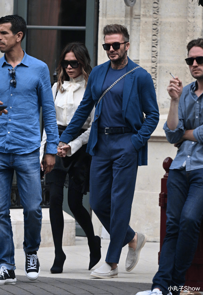 恩爱夫妻!贝克汉姆与维多利亚巴黎出街被拍,辣妹轻松驾驭恨天高