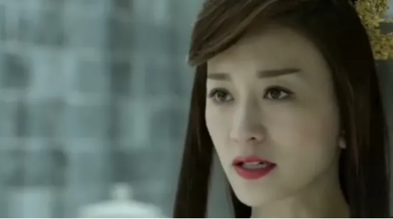 李小冉|李小冉街头骑单车!穿短裤炫嫩白长腿,坐姿豪迈眼神风情