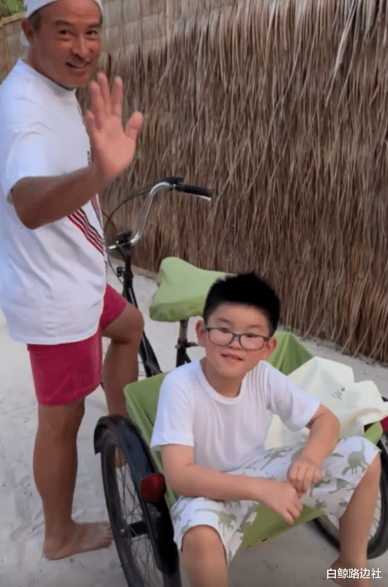 范文芳|小龙女范文芳全家出游！肤白貌美不像51岁，8岁儿子酷似演员父亲