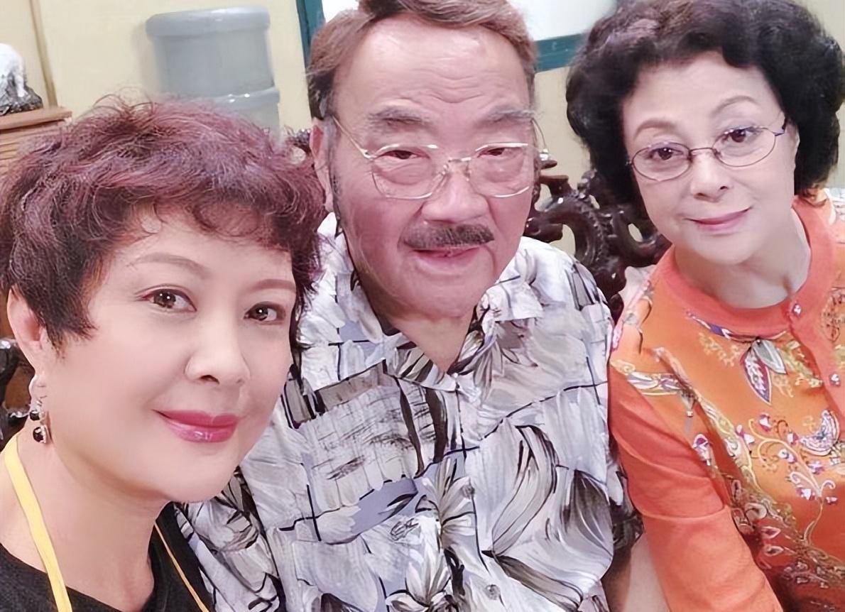 卢海潮|77岁的老戏骨卢海潮去世,儿子现身追思会神情哀伤,不见亲哥卢海鹏