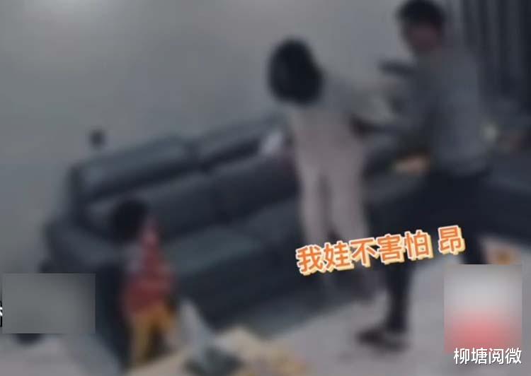 女子被家暴，后脑遭男方擂鼓般击打，仍不忘安抚小孩：我娃不怕