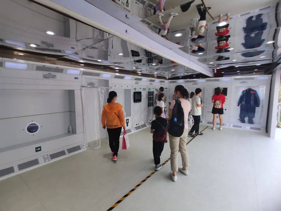 神十三返回舱亮相北京科学嘉年华