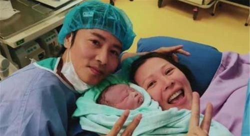 蔡少芬|有种“心酸”叫蔡少芬产子,46岁生三胎后,与丈夫合照像两代人